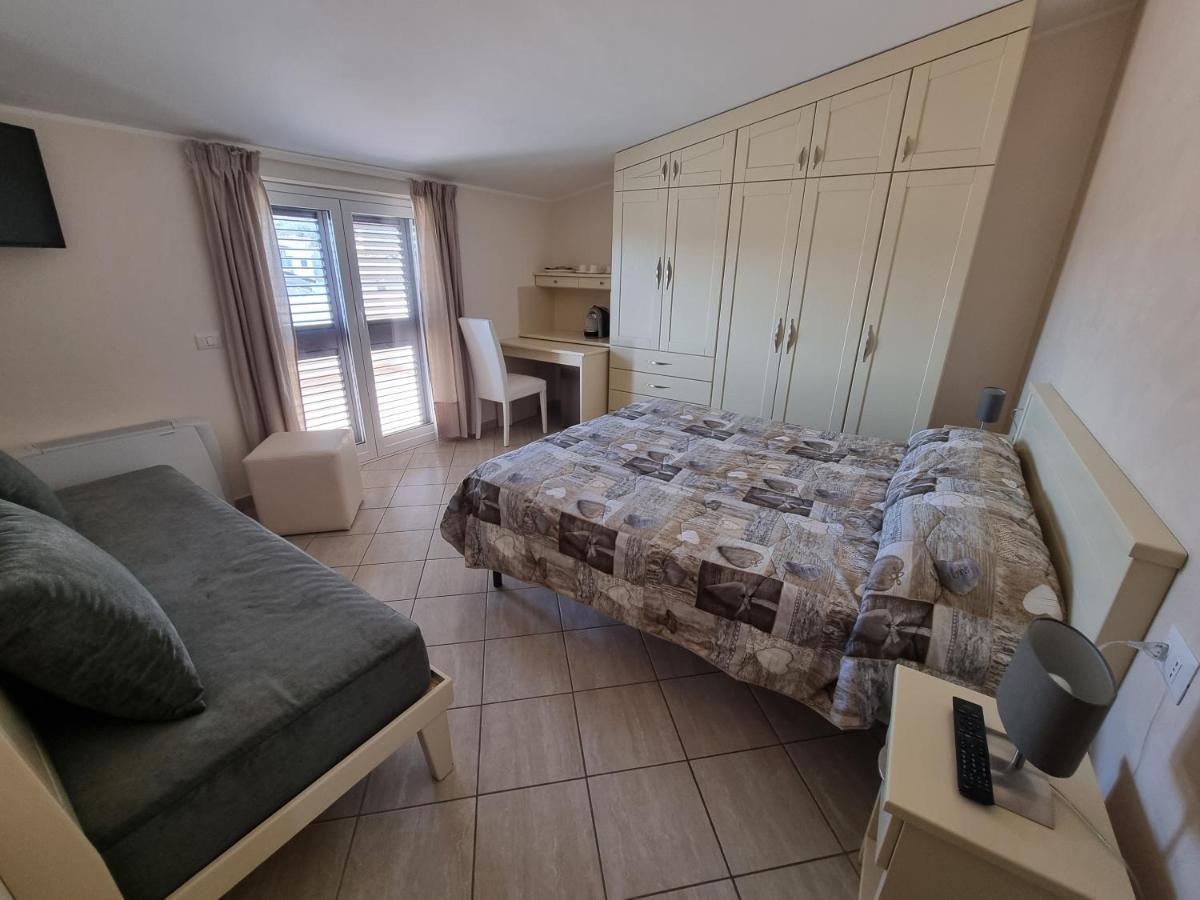 B&B E Casa Vacanza Al Castello 罗切拉伊奥尼卡 外观 照片