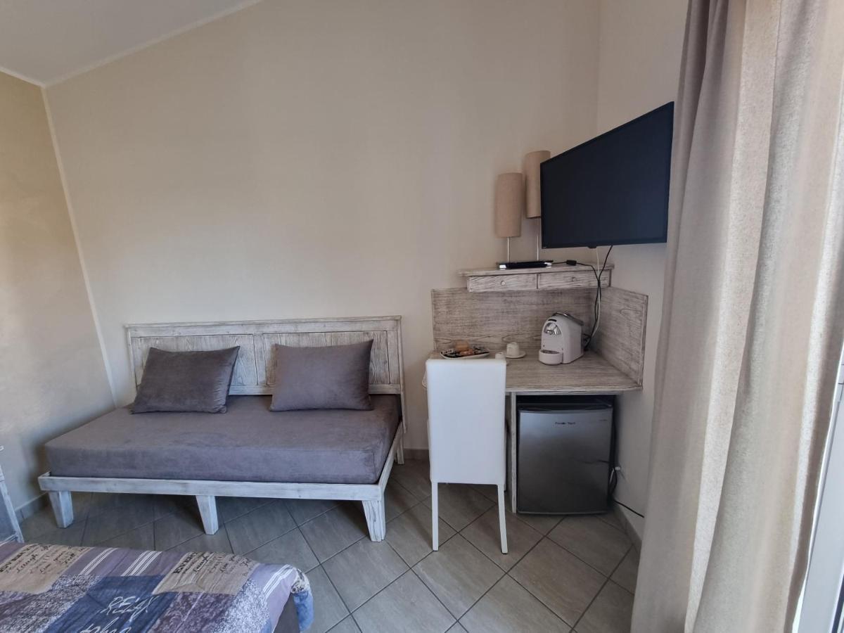 B&B E Casa Vacanza Al Castello 罗切拉伊奥尼卡 外观 照片