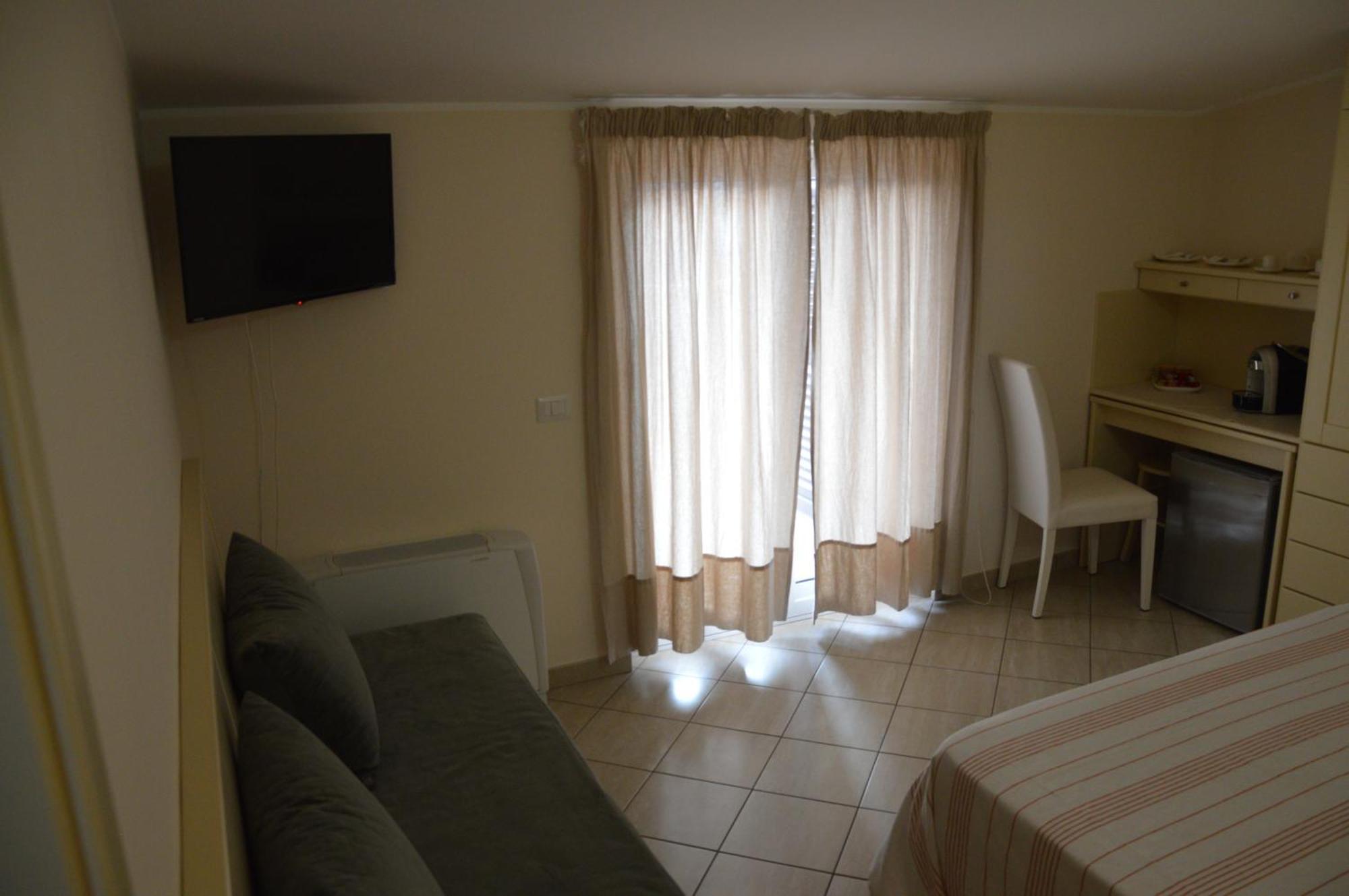 B&B E Casa Vacanza Al Castello 罗切拉伊奥尼卡 外观 照片