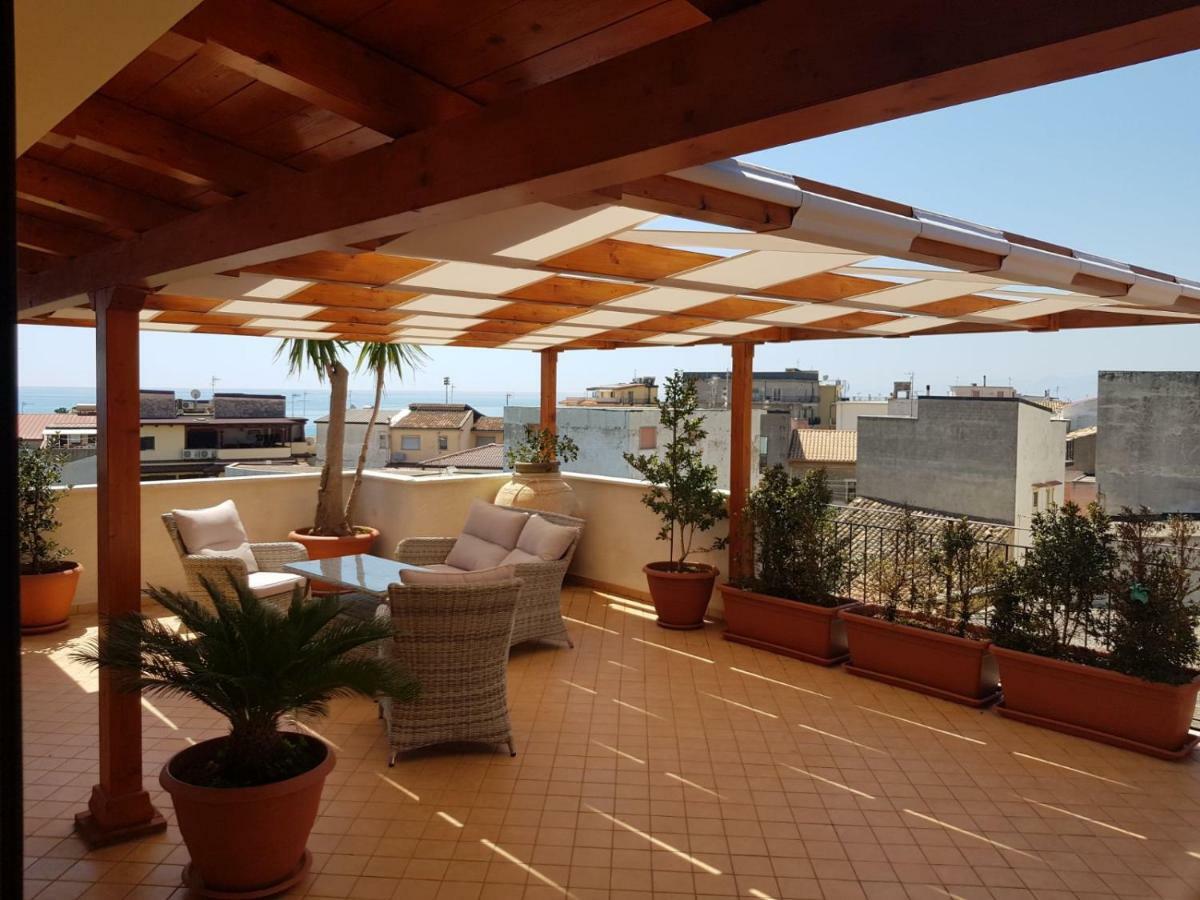 B&B E Casa Vacanza Al Castello 罗切拉伊奥尼卡 外观 照片