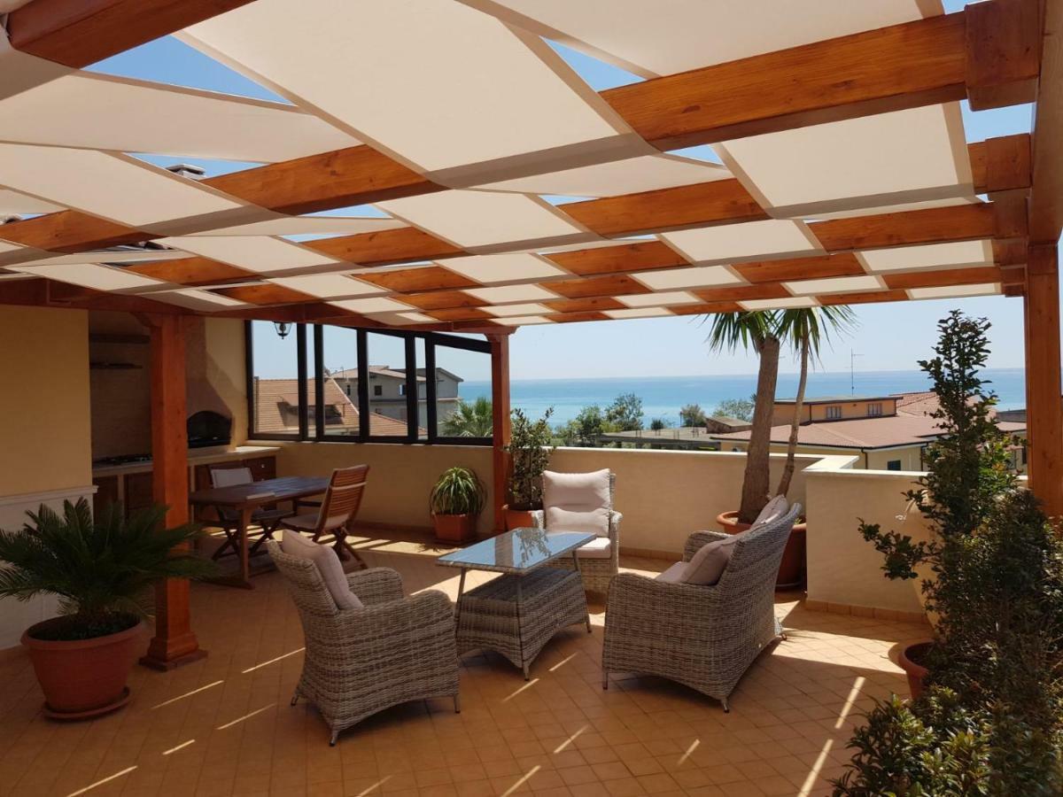 B&B E Casa Vacanza Al Castello 罗切拉伊奥尼卡 外观 照片